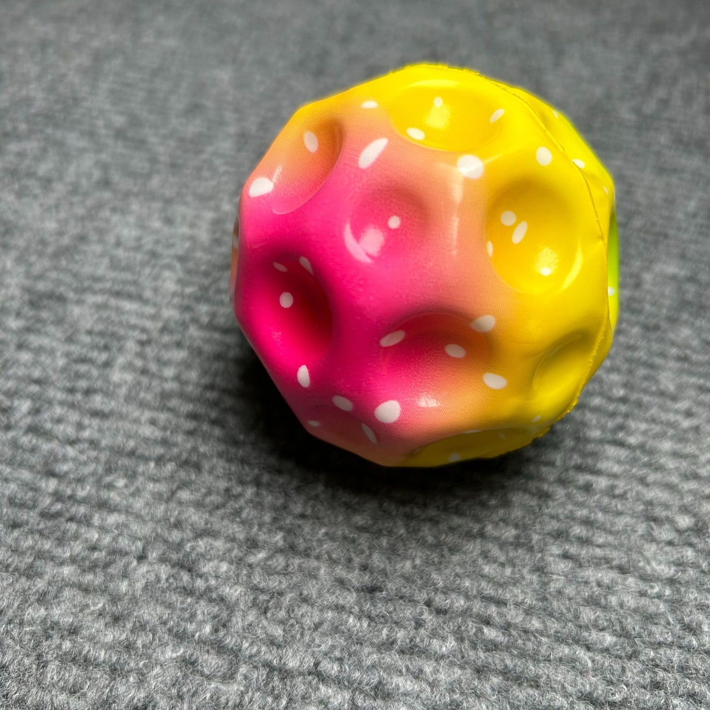 Super Bouncy Moon Ball – ¡La pelota que desafía la gravedad!